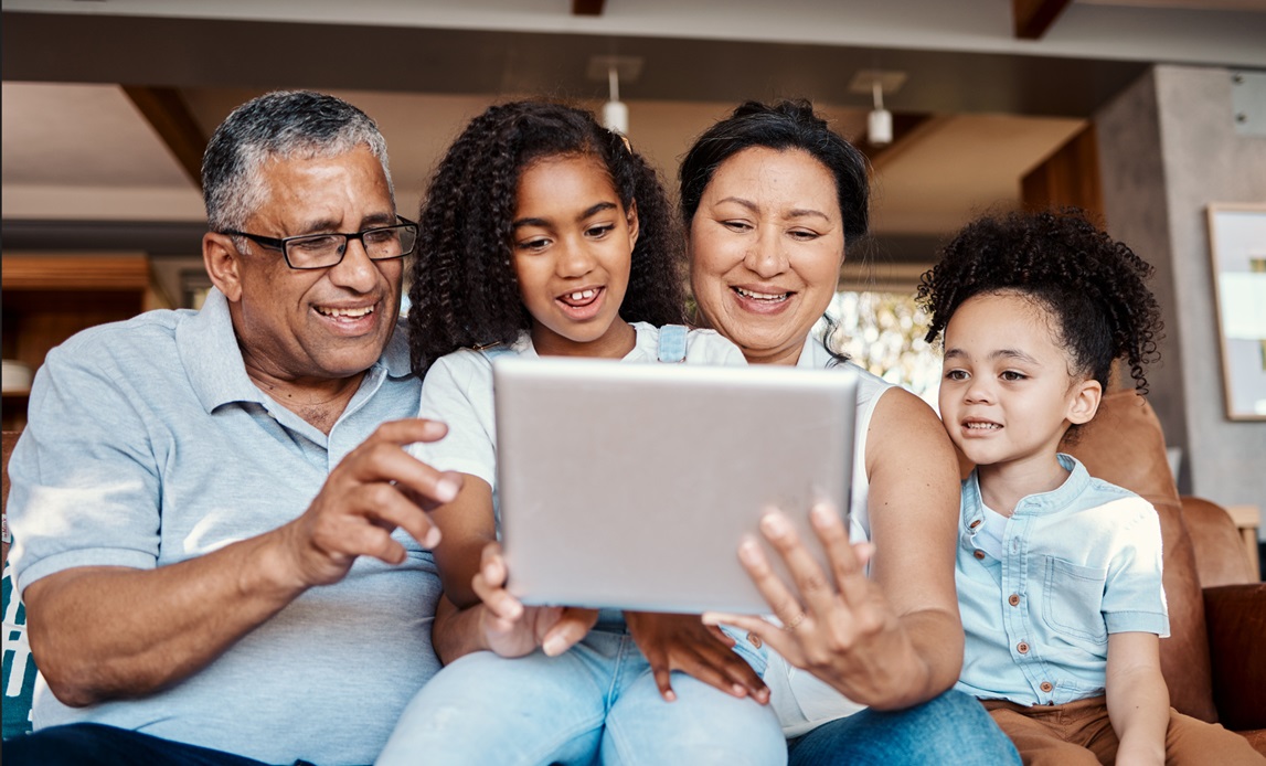 Foto de familia mirando la tableta